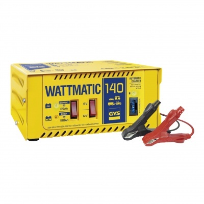 Carregador automático de baterias amarelo GYS WATTMATIC 140 com cabos de bateria pretos e vermelhos