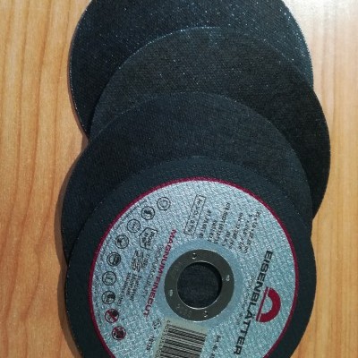 Discos de corte abrasivos pretos empilhados com etiqueta prateada visível