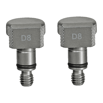 Parafusos metálicos cinza com topo quadrado e texto D8