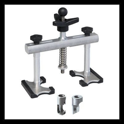 Aparelho metálico prateado com partes pretas e dois acessórios cilíndricos