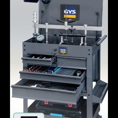 Carrinho de ferramentas cinza com gavetas abertas e ferramentas visíveis, selo GYS