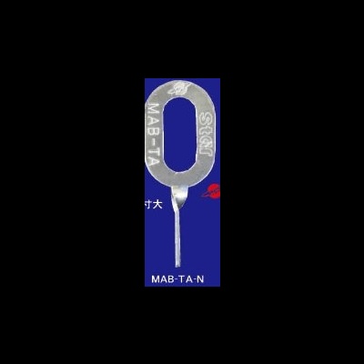 Ferramenta metálica em forma de O com cabo branco e texto 'MAB-TA-N' em fundo azul