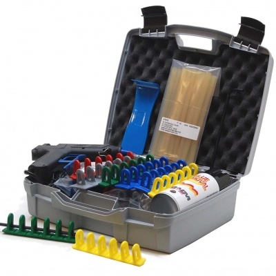 Mala de ferramentas cinzenta aberta com organizadores coloridos, pacote de hastes e lata de spray