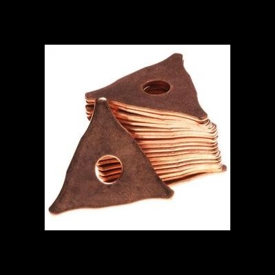 Peças triangulares de cobre com furo central empilhadas
