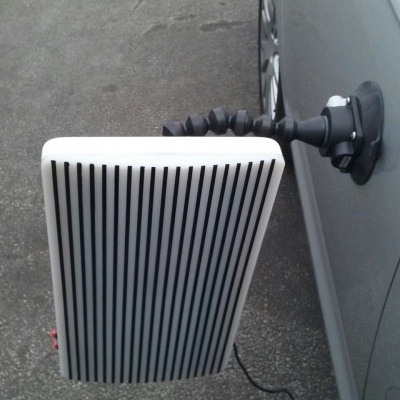 Antena externa branca com ranhuras pretas montada na lateral de carro cinzento