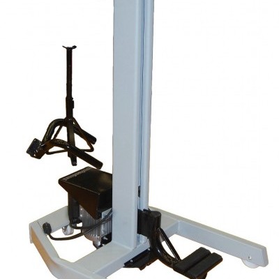 Base metálica cinza com colunas verticais, pedais negros e motor elétrico sobre fundo branco