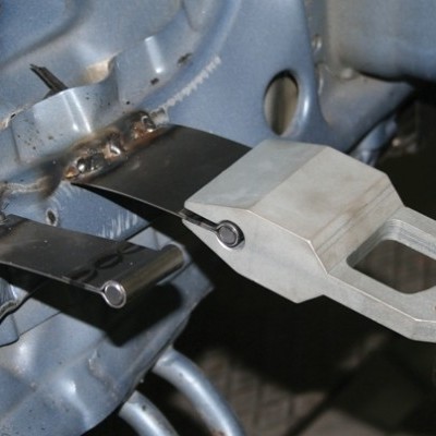 Gancho metálico cinzento ligado a estrutura metálica azul com soldaduras