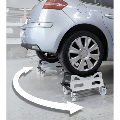 Suporte móvel com rodas sob a roda traseira de um carro prateado