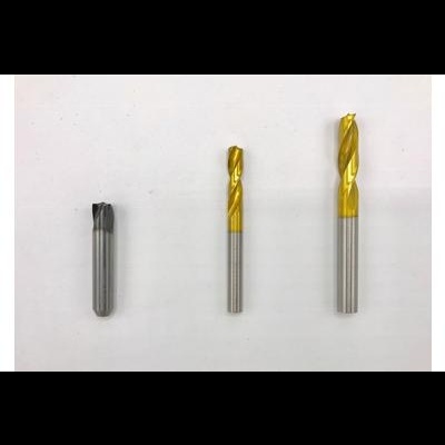 Três brocas metálicas em fundo branco, duas com ponta dourada e uma cinza.