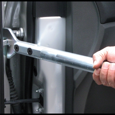 Ferramenta metálica cilíndrica prateada segurada dentro de carro