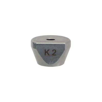 Peça metálica cinzenta com o texto K2