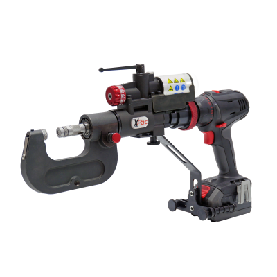 Ferramenta elétrica portátil preta e vermelha com dispositivo metálico e botões coloridos