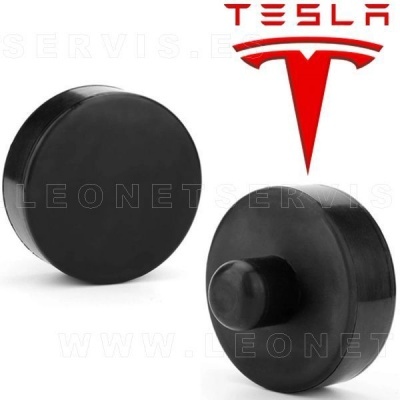 Dois botões ou tampas redondas pretas com logótipo Tesla vermelho