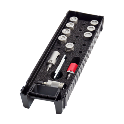 Estojo preto com várias peças metálicas cilíndricas e ferramentas pequenas