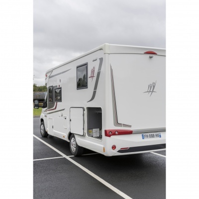 Autocaravana branca estacionada com placa FW-888-WW