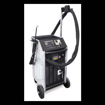 Equipamento industrial GYS POWERQUEST 160S com tubo flexível preto em fundo branco