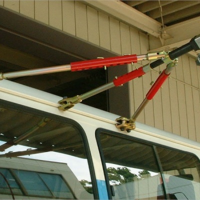 Pistola de soldadura a quente em estrutura metálica branca com janelas refletivas em ambiente coberto