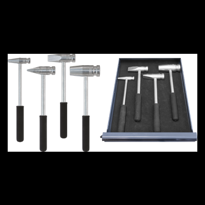 Conjunto de cinco martelos com cabos metálicos e punhos pretos, dispostos ao lado de organizador preto