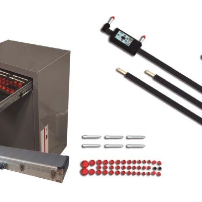 Caixa metálica cinza com gaveta e componentes vermelhos e pretos e acessórios sobre fundo branco