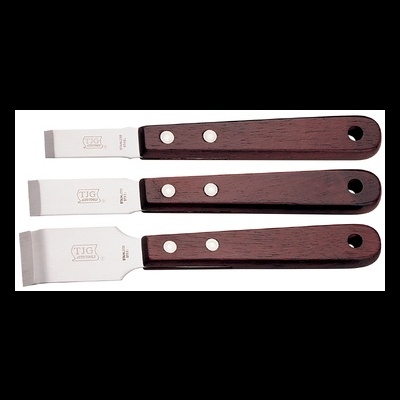 Ferramentas de corte com lâminas metálicas e cabos de madeira escura