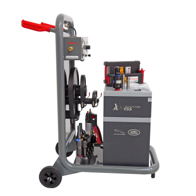 carrinho de transporte metálico com ferramentas automotivas e caixa com etiquetas Jaguar e Land Rover