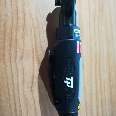 Ferramenta pneumática preta com marcas e etiqueta