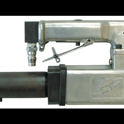 Pistola pneumática metálica prateada e preta com conexão para ar comprimido