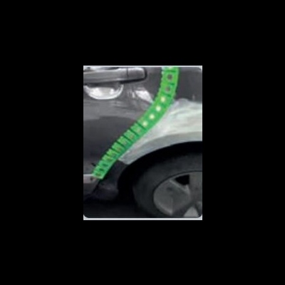 Fita métrica verde colada no para-lama de carro cinza escuro