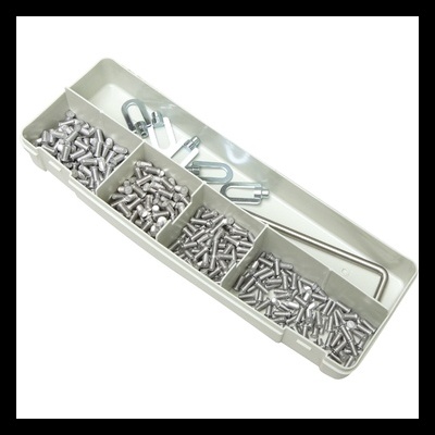 Organizador cinza com parafusos metálicos prateados de vários tamanhos e formas