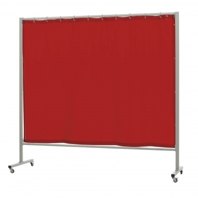 Divisória móvel metálica com cortina vermelha opaca e rodas.