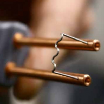 Duas hastes de cobre paralelas ligadas por mola metálica ondulada