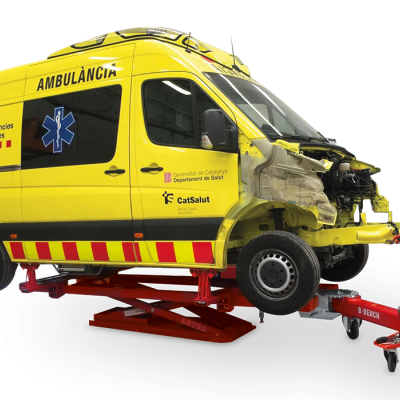 Ambulância amarela danificada sobre equipamento de elevação
