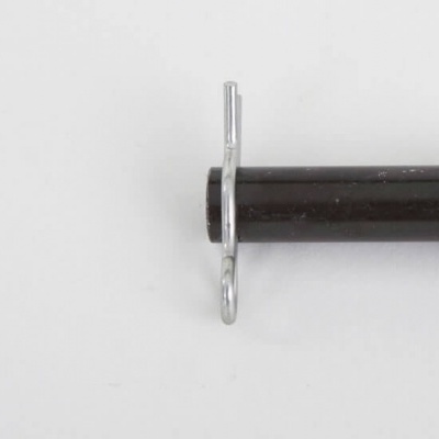 Pino preto e prateado sobre fundo branco