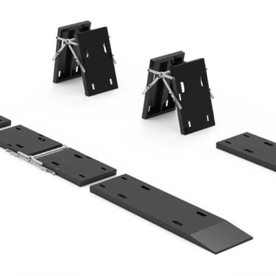 Componentes metálicos pretos com dobradiças e placas retangulares para montagem