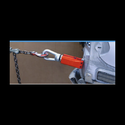 Mosquetão prateado com corrente preso a peça laranja sobre estrutura metálica cinza