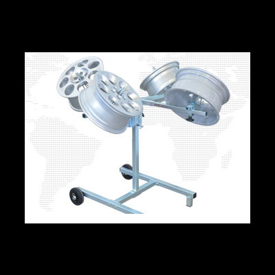 Suporte metálico com três jantes de automóvel cinzentas