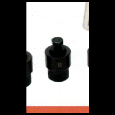 Três soquetes metálicos pretos sobre superfície branca, centro com marcação 19