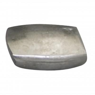 Peça metálica retangular prateada fosca