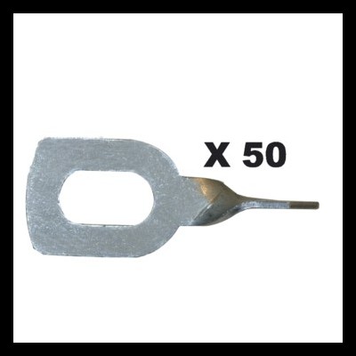 Peça metálica prateada com abertura oval e texto X 50