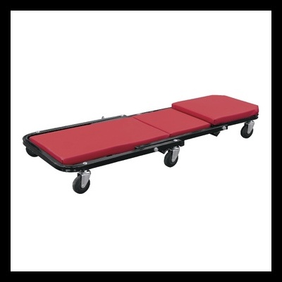 Macaco de mecânico com almofadas vermelhas e rodas pretas