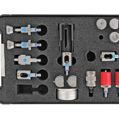 Conjunto de ferramentas metálicas organizadas em estojo preto com espuma