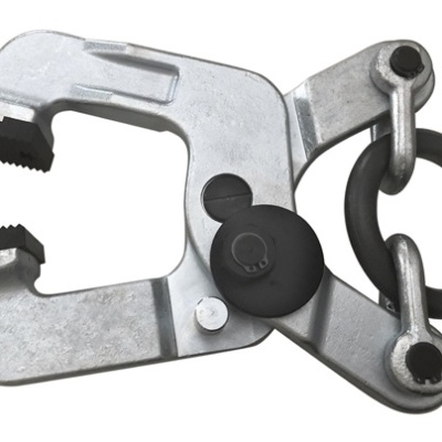 acessório metálico cinzento com partes pretas e elásticos pretos