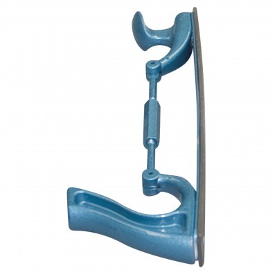 Sapato ortopédico azul com suporte metálico ajustável em fundo branco