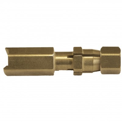 Conector de metal dourado com várias secções hexagonais e cilíndricas num fundo branco