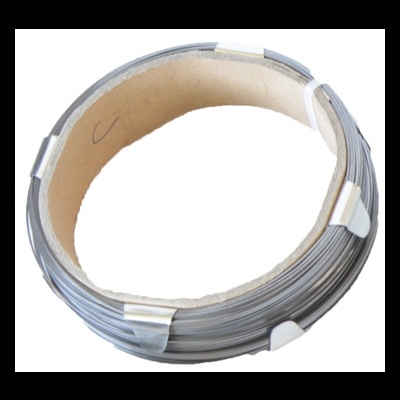 Rolo de arame metal prateado em suporte de cartão com presilhas brancas