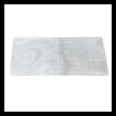 Rede metálica retangular de malha fina prateada sobre fundo branco