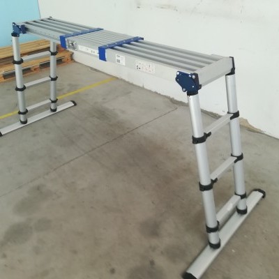 Estrutura metálica dobrável para escada em ambiente industrial