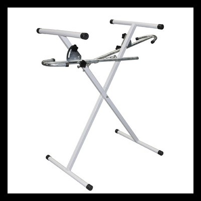 Estrutura metálica branca com barras acolchoadas para suporte em fundo branco