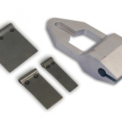 Peças metálicas variadas, incluindo gancho prateado e retângulos cinzentos