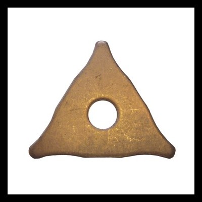 Peça metálica triangular bronzeada com furo central
